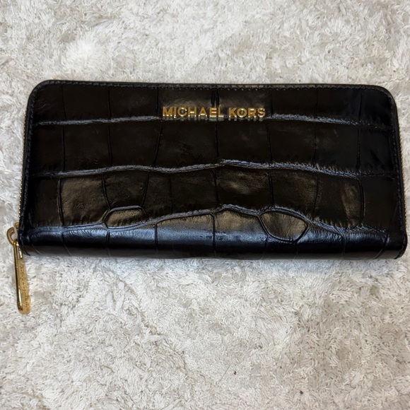 Like New Michael Kors Black Croc Embossed Zip Wallet - Picture 1 of 10